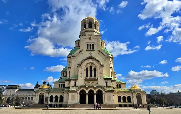 Alexander Nevsky Katedrali Sofya Bulgaristan dış görünümü ve altın kubbeleri
